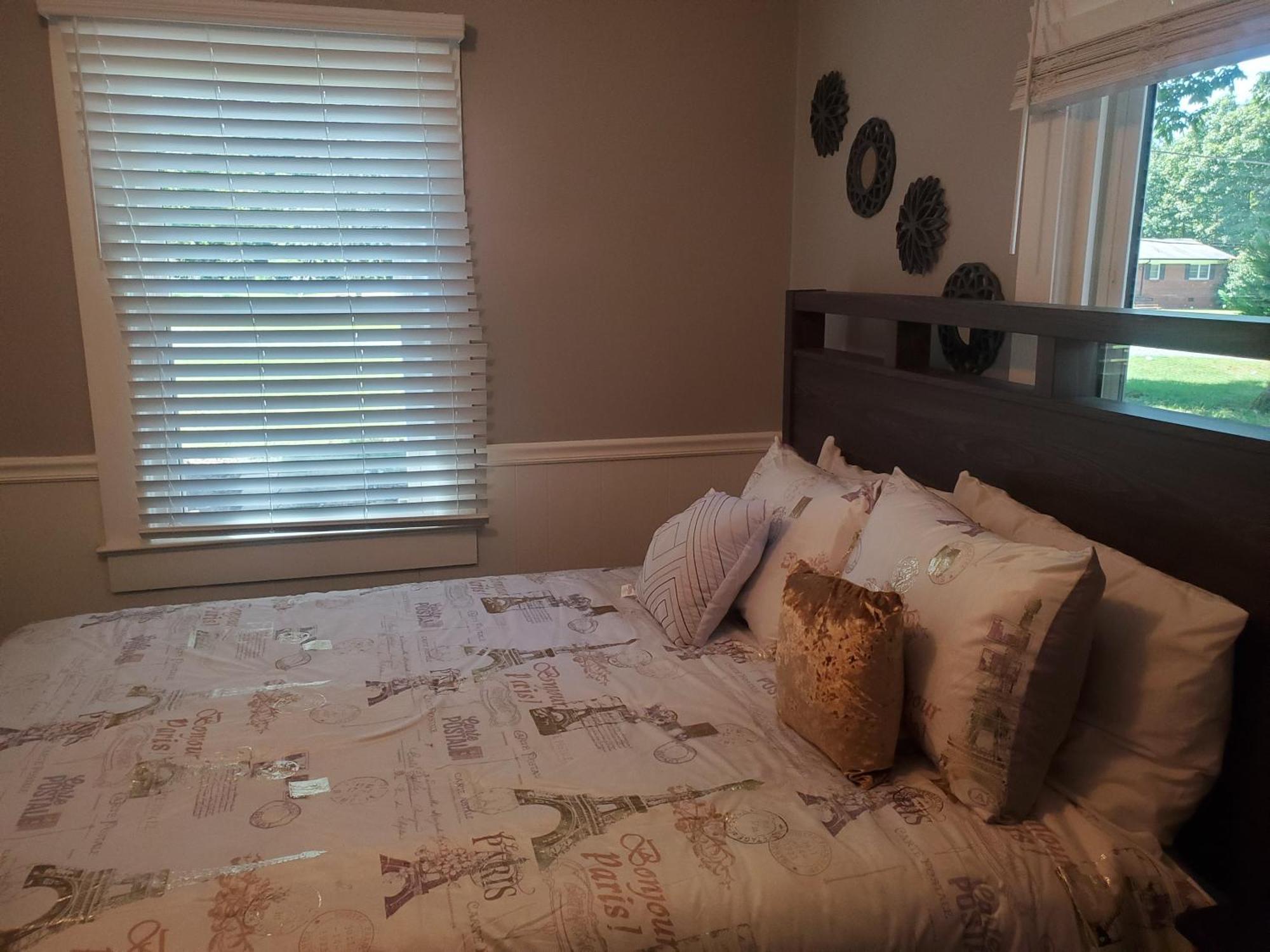 Private Single Level Standalone House Large Lot - 3 Bedrooms Charlotte Esterno foto
